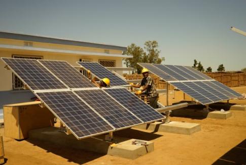 Installation-des-panneaux-à-Ifotaka-Madagascar